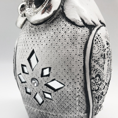 Figura Decorativa Búho Con Incrustaciones De Espejos 18cm Color Blanco
