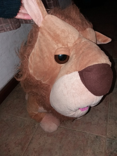 León De Peluche Y Cartera De Conejo.