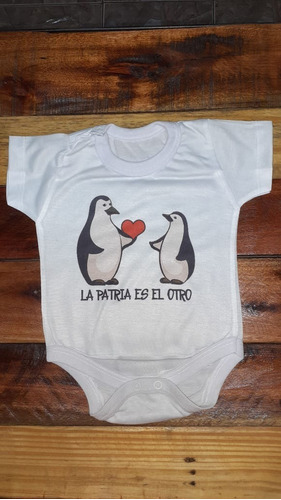 Imagen 1 de 2 de Bodies Bebes Pinguinos Kirchneristas La Patria Es El Otro 