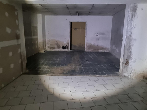Imagen 7 de 8 de Local -local, 8 De Octubre Y Serrato, 5 Mts De Frente, 230 M2 !!