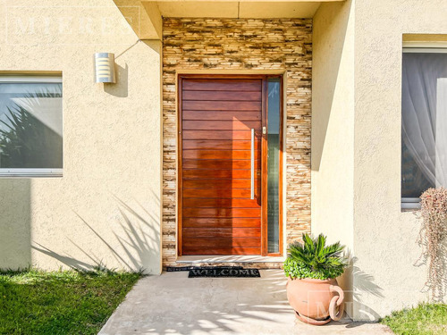 Casa En Venta Sobre Lote Interno En San Sebastián Área 12