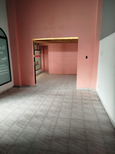 Alquiler De Dos Locales Juntos De 32m2 En Excelente Ubicacion - Entrada A La Galería - Ajuste Triamestral Por Icl Trimestralmente.