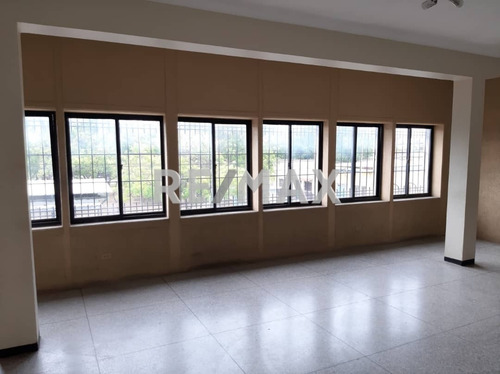 Imagen 8 de 14 de Edificio Comercial Dos Plantas A Pie Calle México Cumaná Amplio Local Comercial En Pb Y 5 Oficinas Con Baño Privado