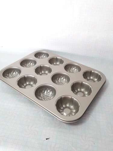 Imagen 1 de 7 de Moldes Para 12 Cupcakes Cup Muffin Pan Antiadherente Nuevo