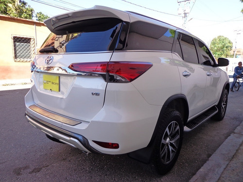 Imagen 4 de 18 de Toyota Fortuner Dubai Vxr 2019 V6 4x4 Automático