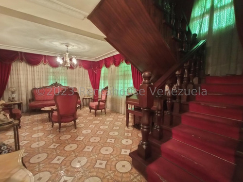 Amplia Y Fresca Casa En Venta Ubicada En Maracay Urb El Centro Db 23-28368