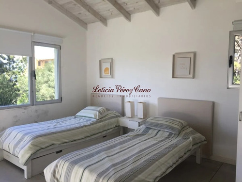 Venta Casa En Laguna Blanca, Manantiales 4 Dormitorios - Ref: 18916