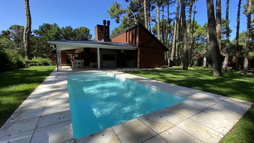 Casa Reciclada Con Piscina En Venta En Carilo