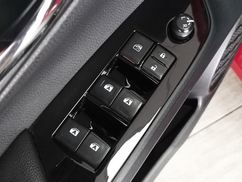 Imagen 14 de 15 de Toyota Prius Premium 2018 Rojo