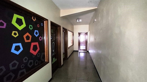 Imagen 3 de 14 de Edificio Comercial Dos Plantas A Pie Calle México Cumaná Amplio Local Comercial En Pb Y 5 Oficinas Con Baño Privado