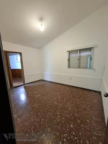 Casa En Alquiler, 3dormitorios, 1baño, Patio. Jardines Del Hipódromo.