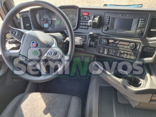 Imagem 11 de 15 de Scania Trucado R 450 6x2 2019/2020 - Teto Alto