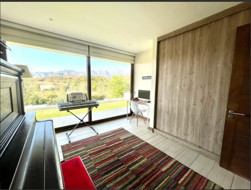 Venta De Espectacular Casa En Hacienda Chacabuco 5 Dorm.