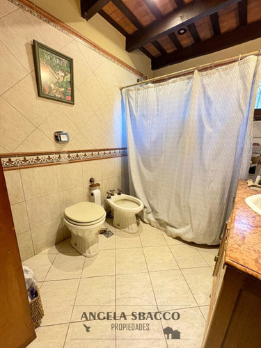 Casa Quinta En Barrio Los Pinos.