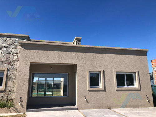 Casa Con Pileta De Construccion Tradicional - San Ramon Pilar Del Este