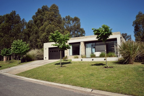 Casa Con Pileta En Arenas Del Sur // Ficha 23292