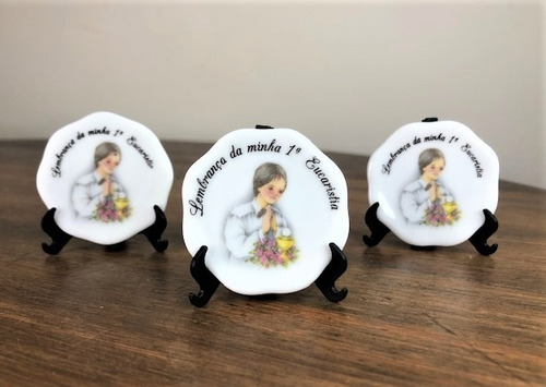 Imagem 2 de 3 de Kit 4 Pratinhos Primeira Comunhão Eucaristia 4,5cm Menino