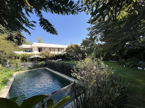 Casa En Venta De 6 Dorm. + Ss En Las Condes - San Damián