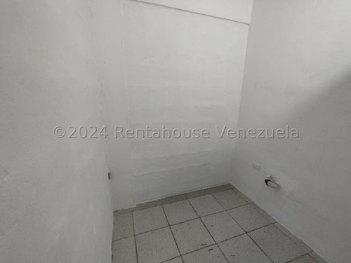 Karen García Alquila Local Comercial De 28 Mts2 A Pie De Calle Al Este De Barquisimeto, Con Un Espacio Ideal Para Establecer Un Negocio De Ventas O De Servicios, Alto Tráfico Vehicular Y Peatonal.