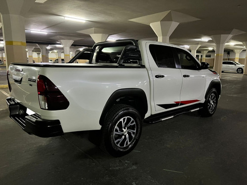 Imagen 4 de 18 de Toyota Hilux 4.0 V6 Gazoo Racing
