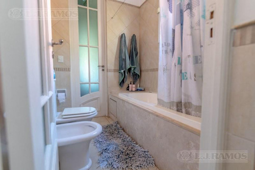 Casa A La Laguna Central Con 3 Dormitorios En Venta En Santa Barbara