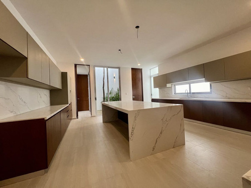 Casa En Venta En Merida, Privada El Origen, Mod 659 Con Alberca