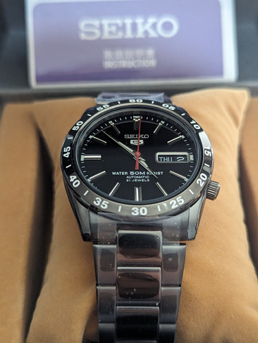 Seiko SNKE03KC Reloj Automático 21 Rubis Color de la correa Negro Color del bisel Negro Color del fondo Negro