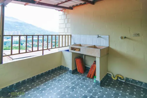 Casa En Venta En Casa De Dos Niveles Estacion Primera. Cod V12850