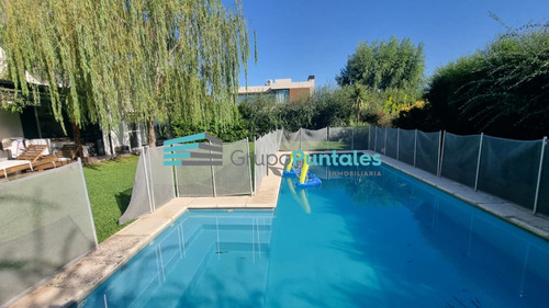 Casa En Venta En Barrio Los Naranjos, En Canning, Con 3 Dormitorios Y Habitación De Servicio