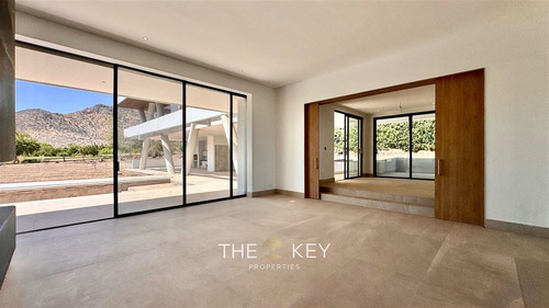 Espectacular Casa En Venta De 5 Dorm. En Colina
