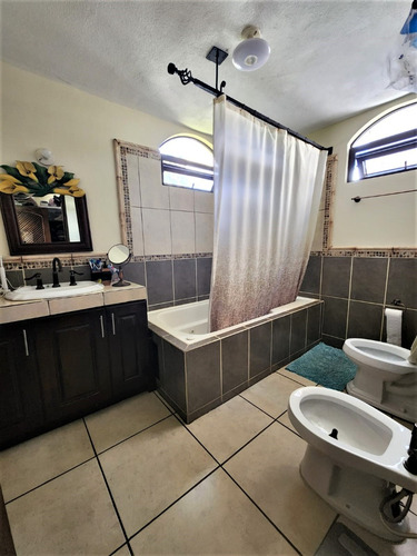 Imagen 13 de 27 de Vendo Hermosa Casa Ubicada En Sector Exclusivo De Alta Plusvalía, Excelente Estado