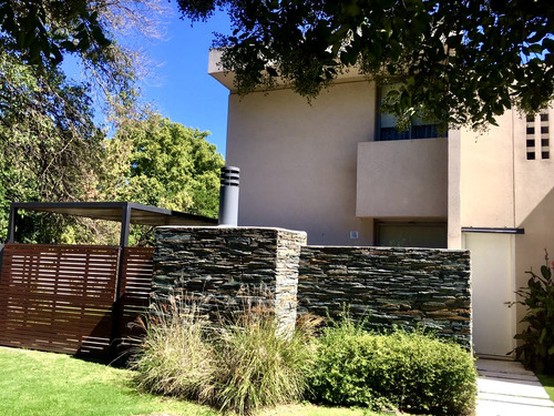 Casa En Venta 3 Dorm Única Central- Complejo Villa Pehuen - Seg 24 Hs Excelente Ubicación En Villa Allende