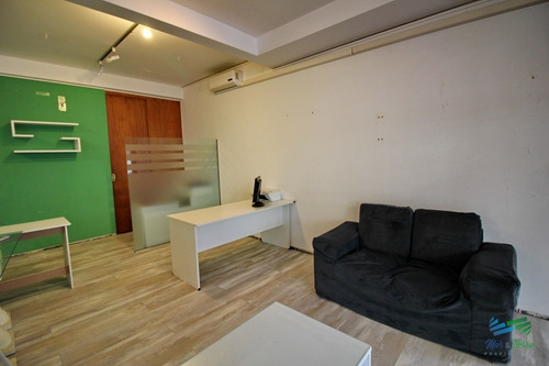 Local Con Baño En Venta Sobre Av. Gorlero, Peninsula. Punta Del Este- Ref: 2833