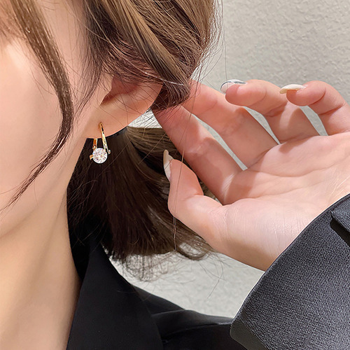 Pendientes En Forma De R Con Tachuelas Redondas De Diamante,