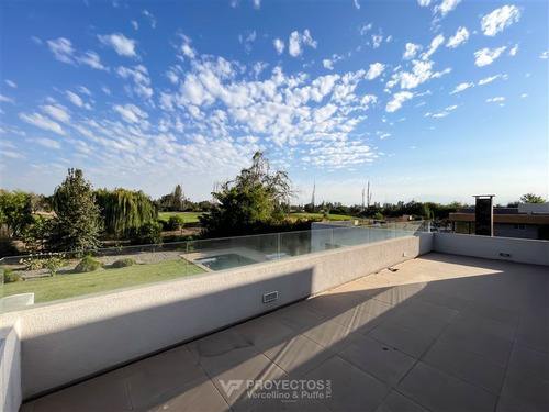 Casa En Venta De 5 Dorm. En Colina