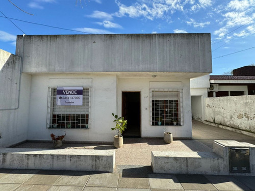 Casa En Venta, 2 Habitaciones, Garaje, Patio Y Monoambiente, Zona Centro Saladillo