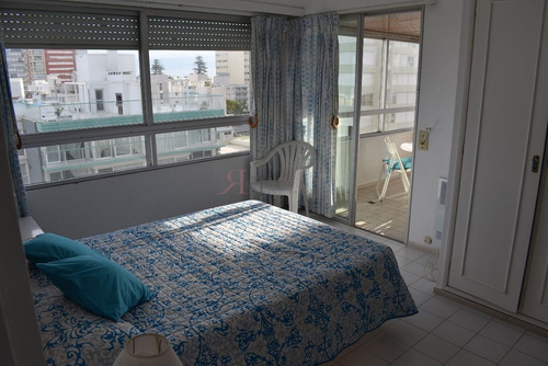 Cerca De La Zona Del Puerto Con Amplio Living Comedor- Ref: 5707