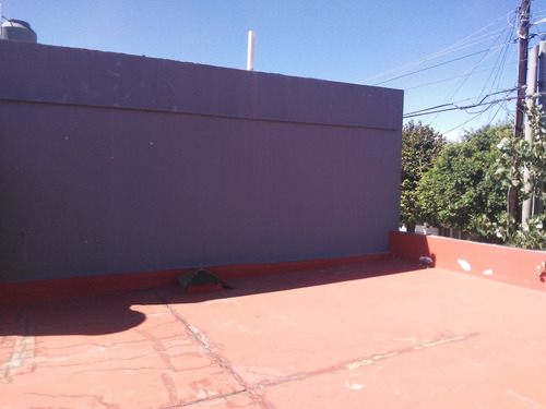 Casa De 4 Ambientes Y 2 Baños En Bernal Oeste.