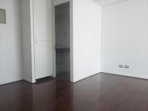 Imagen 5 de 12 de Oficina Moderna En Exclusivo Sector De Las Condes.