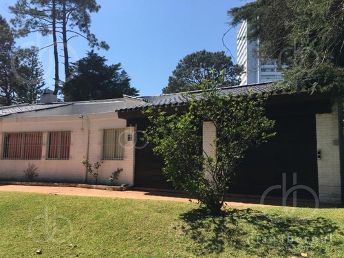 Imagen 4 de 14 de Casa De 3 Dormitorios + Servicio En Playa Mansa, Punta Del Este - Ref: 54337