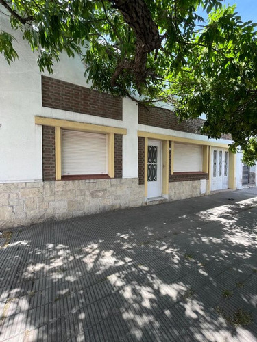 Casa En Venta De 4 Dormitorios C/ Cochera En Centro