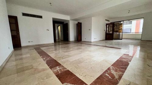 Vendo Clásico Y Amplió Apartamento En Naco