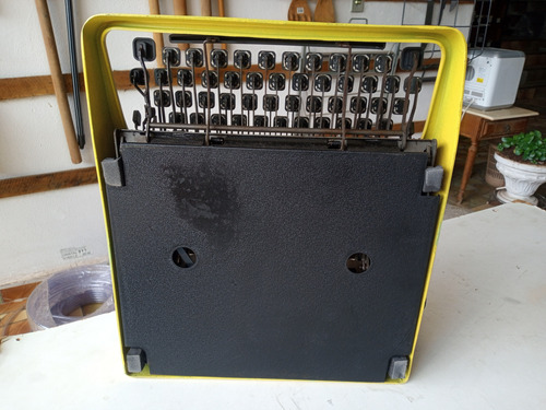 Máquina De Escrever Olivetti Lettera32 (Usado)