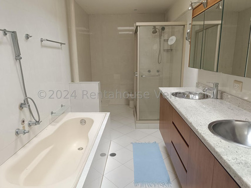 Casa En Venta En Lomas De Chuao Caracas Calle Cerrada