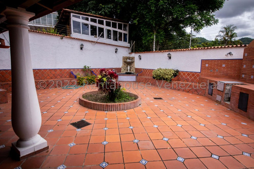 Bella Casa, Con Amplios Espacios Y Jardines Ubicada En Calle Cerrada. 25-17564.