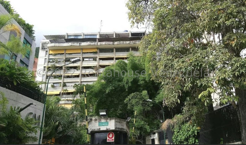 Bello Y Amplio Apartamento En Venta Altamira Caracas, Con Vista Panorámica Al Valle De Caracas 23-13179