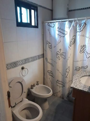 Vendo Hermosa Casa De 5 Dormitorios, 3 Baños, Jardín, Fondo Con Barbacoa Y Cochera, Actualmente Con Renta, Acepta Banco, Atlántida Sur.