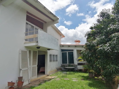 Casa Principal De 3 Plantas Con Salón Principal Con Chimenea, Terraza, Urb Prados Del Este