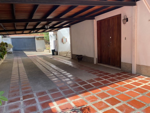 Venta  Casa Los Pomelos 230mts2 4 H +s 2.5 B+ S  6pe