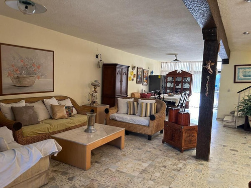 Venta De Casa En Chapultepec Country. Inversión, Zona Fianciera De Gdl.